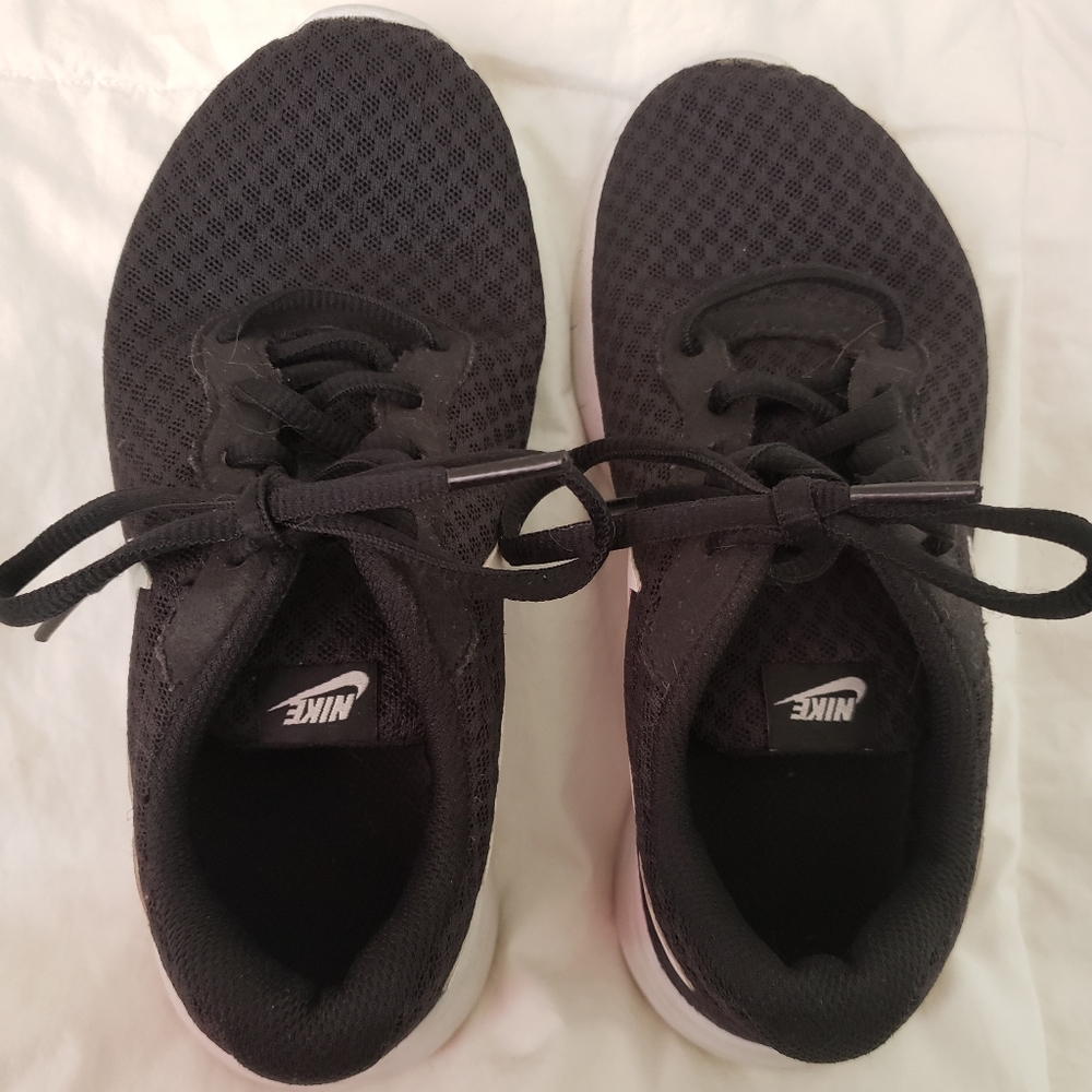 Nike Tanjun kids size 2Y shoes